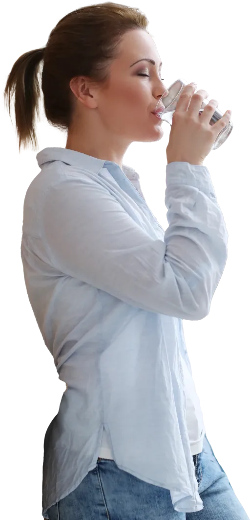 Foto de una mujer tomando agua purificada